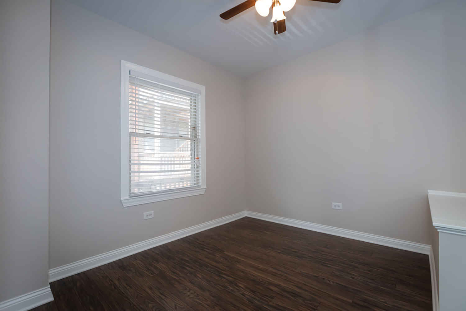 Bathroom?w=400&h=260&fit=crop&q=40&auto=format&trim=auto