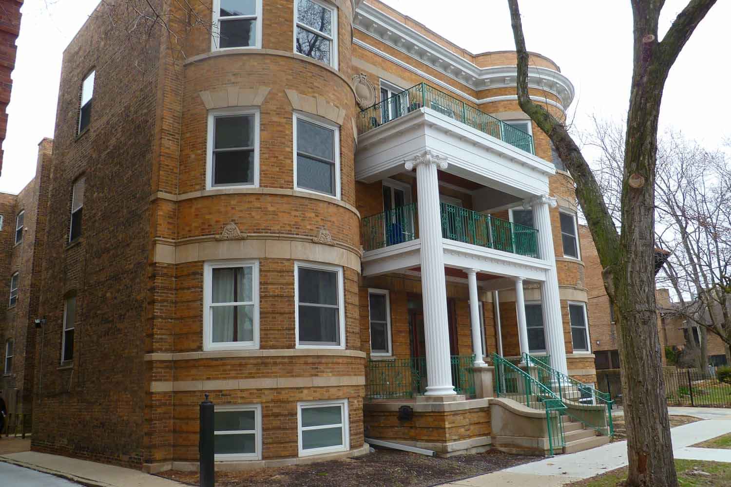 Exterior?w=400&h=260&fit=crop&q=40&auto=format&trim=auto