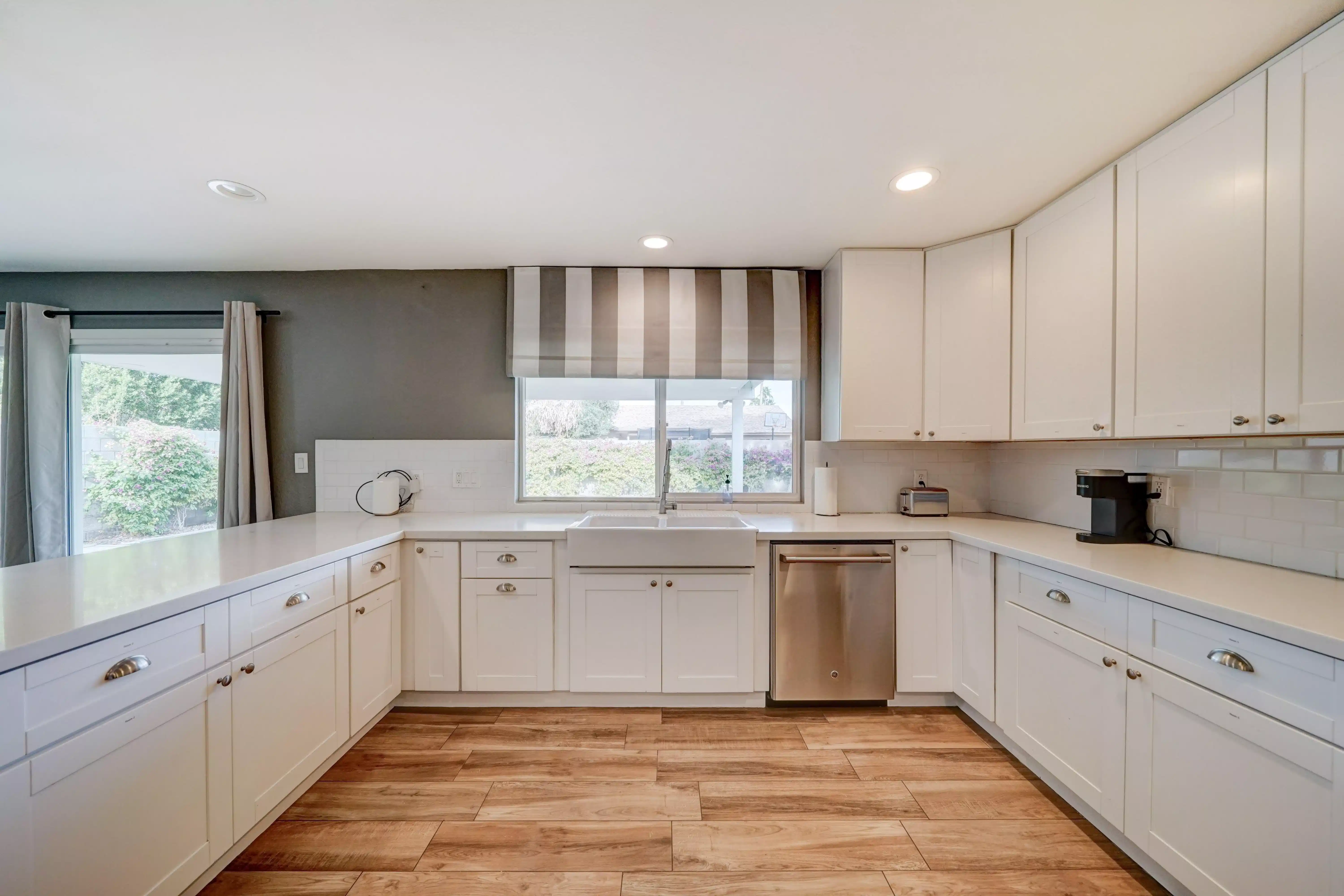 Amenities?w=400&h=260&fit=crop&q=40&auto=format&trim=auto