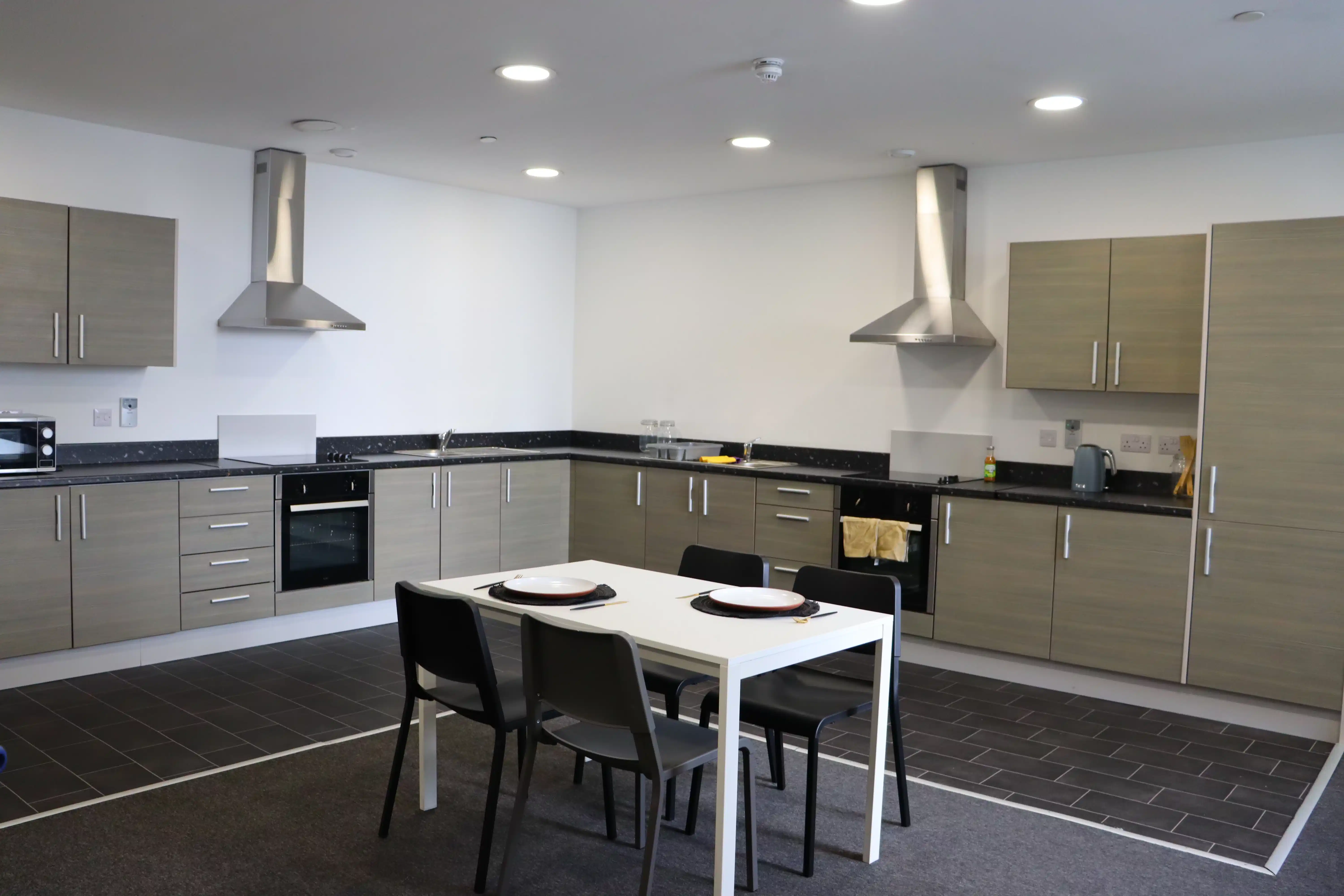 Exterior?w=400&h=260&fit=crop&q=40&auto=format&trim=auto