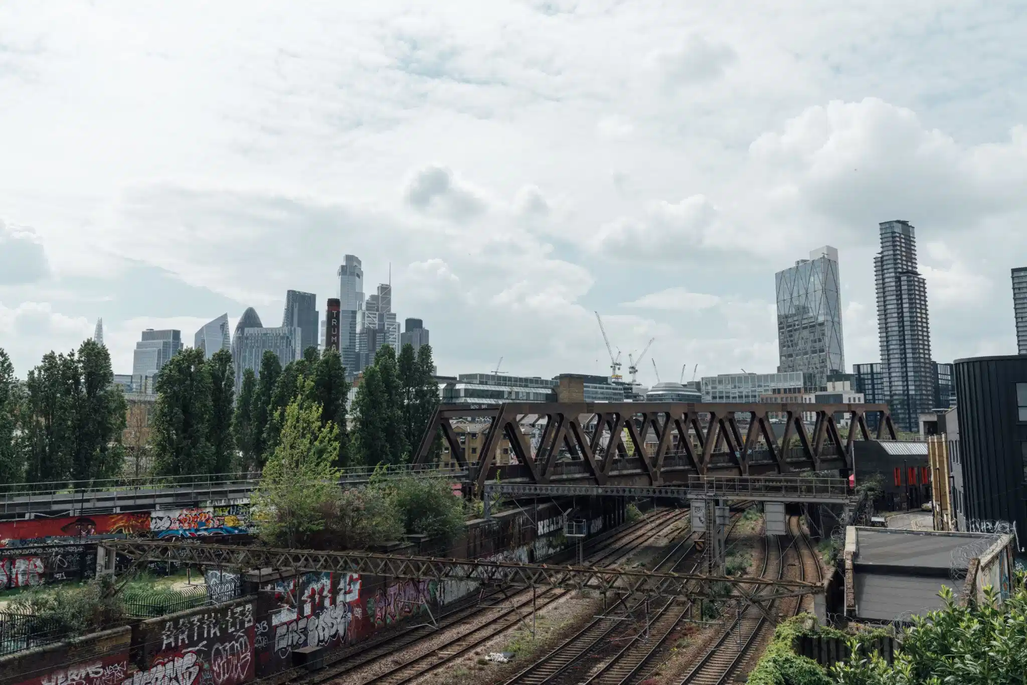 ?w=400&h=260&fit=crop&q=40&auto=format&trim=auto