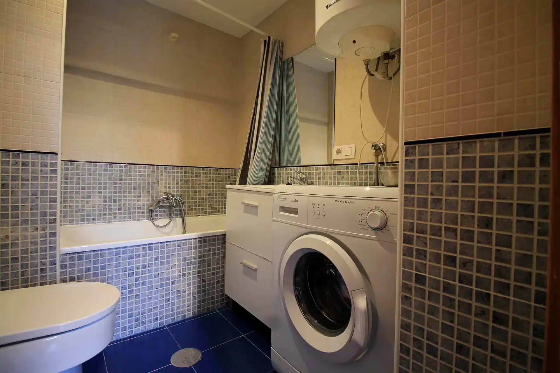 Exterior?w=400&h=260&fit=crop&q=40&auto=format&trim=auto