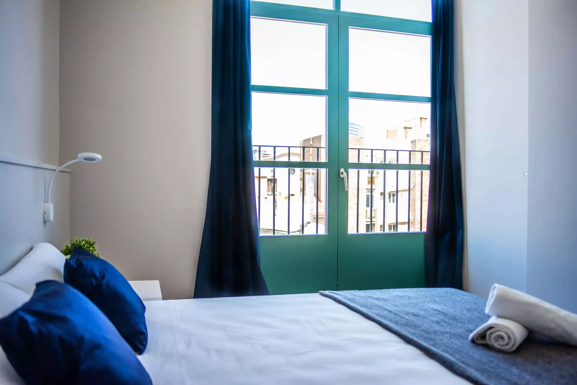 Exterior?w=400&h=260&fit=crop&q=40&auto=format&trim=auto