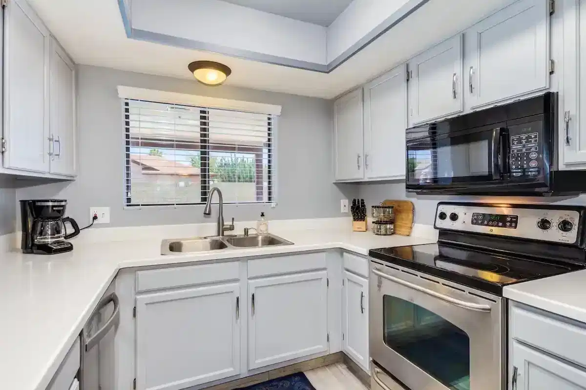 #30138: Room in 8 Bed 2 Bath - Bedroom?w=400&h=260&fit=crop&q=40&auto=format&trim=auto