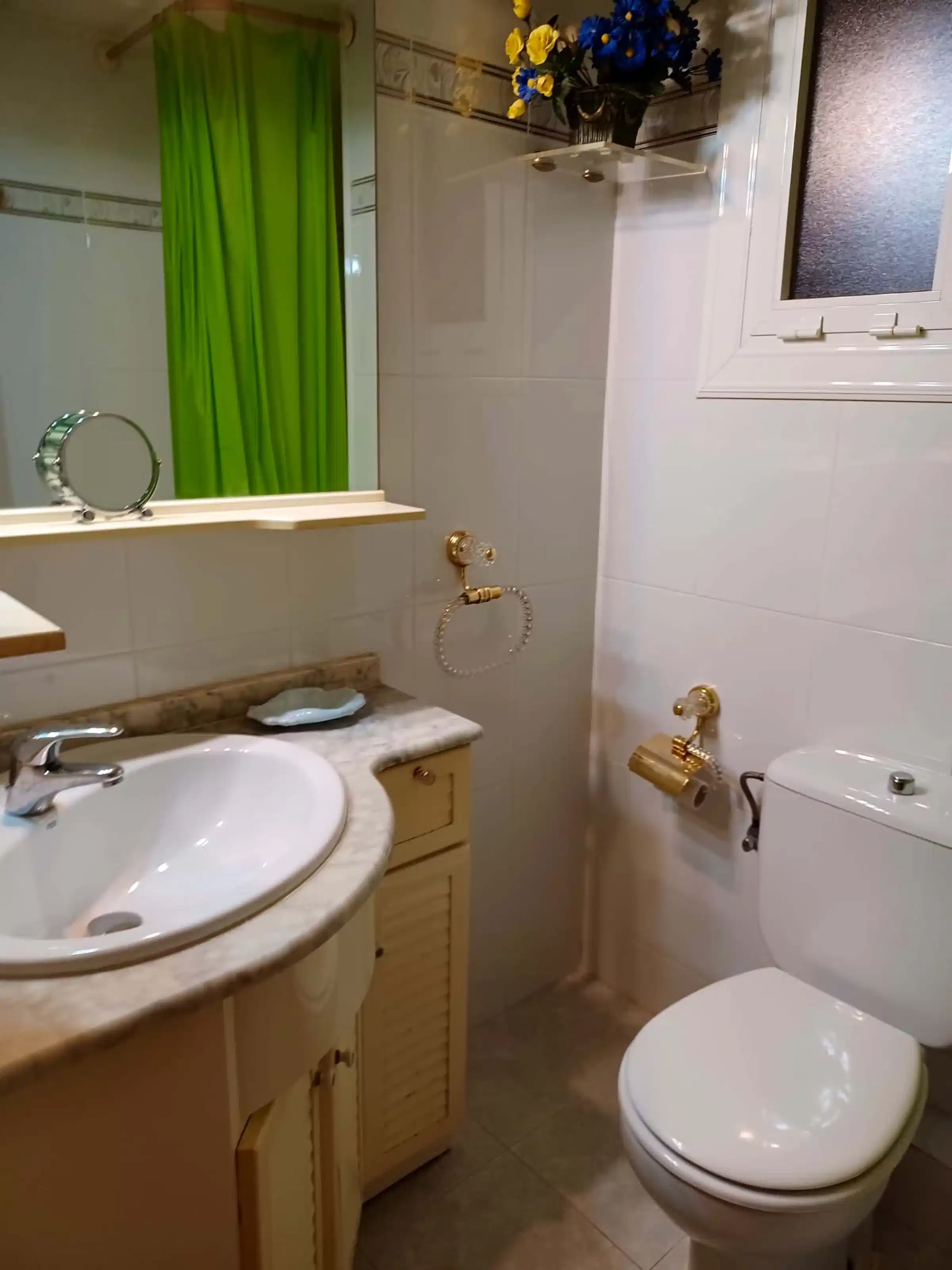 Exterior?w=400&h=260&fit=crop&q=40&auto=format&trim=auto