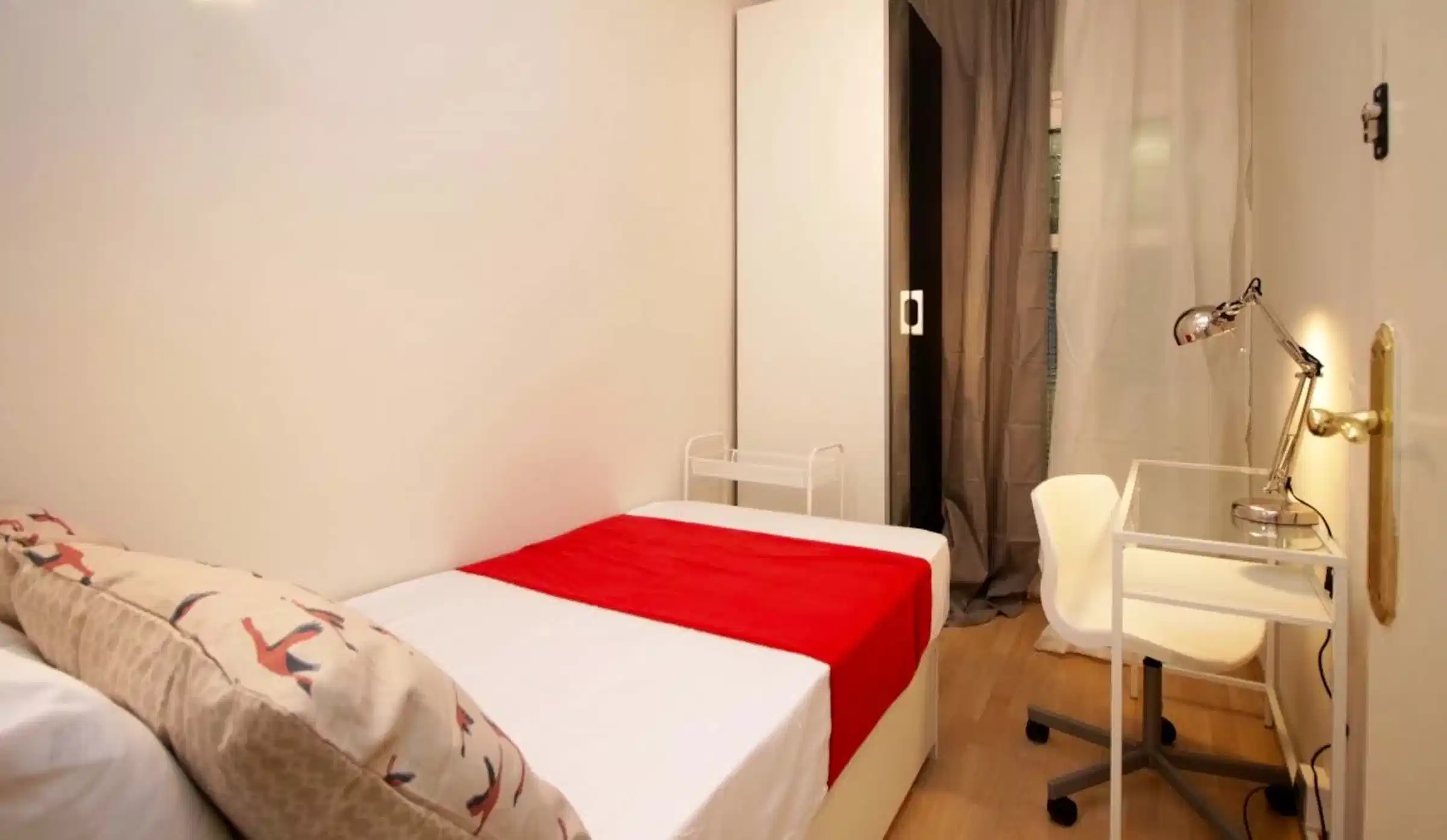 Exterior?w=400&h=260&fit=crop&q=40&auto=format&trim=auto