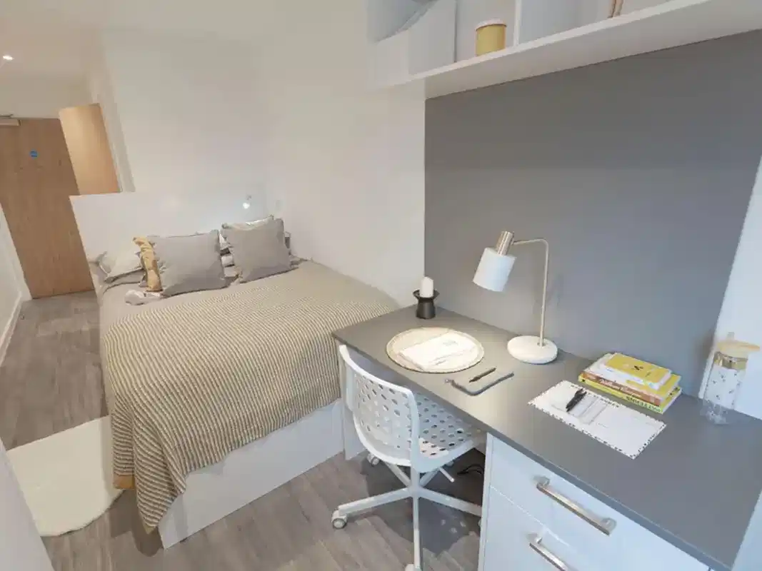 Exterior?w=400&h=260&fit=crop&q=40&auto=format&trim=auto