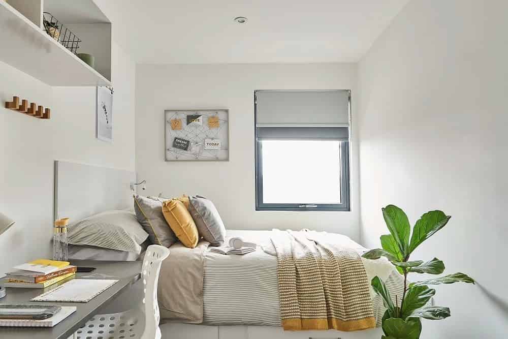 Common Area?w=400&h=260&fit=crop&q=40&auto=format&trim=auto