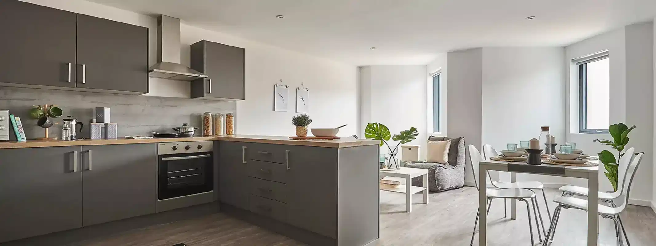 Exterior?w=400&h=260&fit=crop&q=40&auto=format&trim=auto