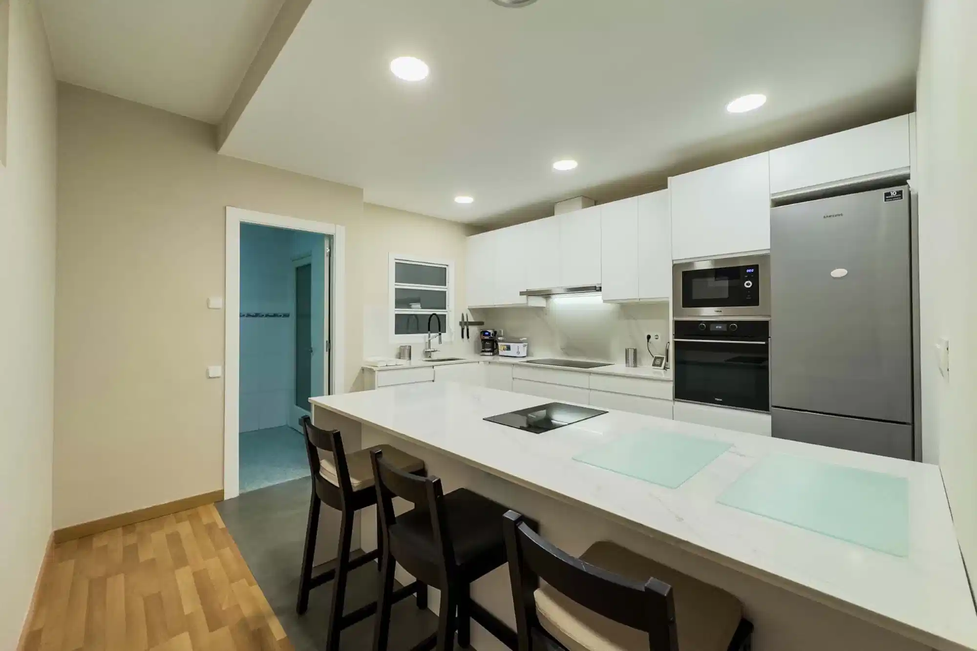 Exterior?w=400&h=260&fit=crop&q=40&auto=format&trim=auto