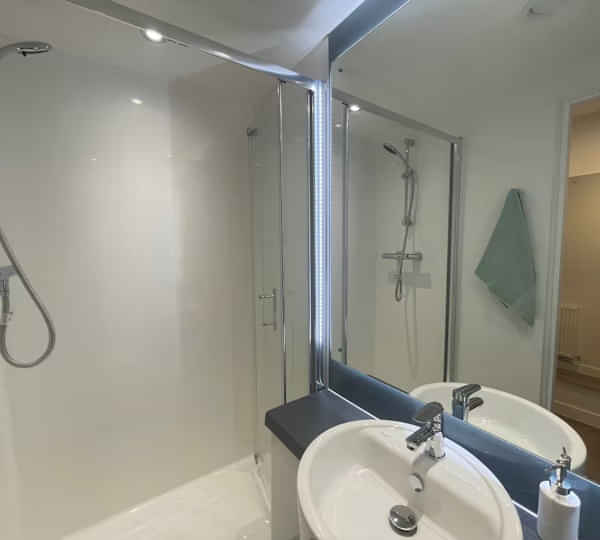 Common Area?w=400&h=260&fit=crop&q=40&auto=format&trim=auto