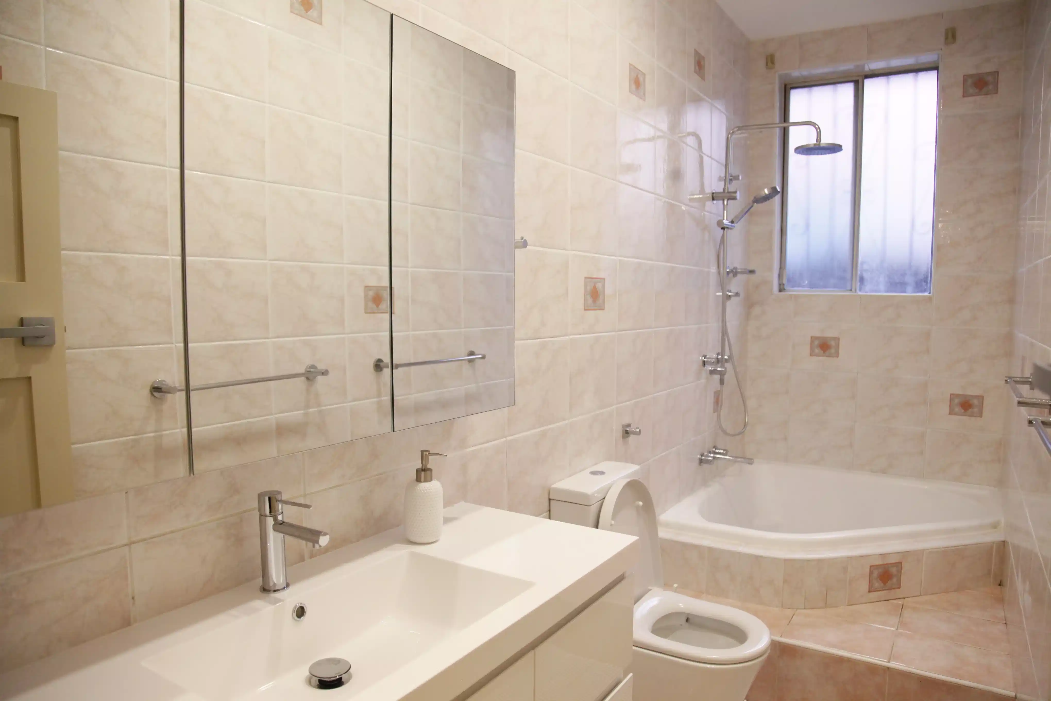 Kitchen?w=400&h=260&fit=crop&q=40&auto=format&trim=auto