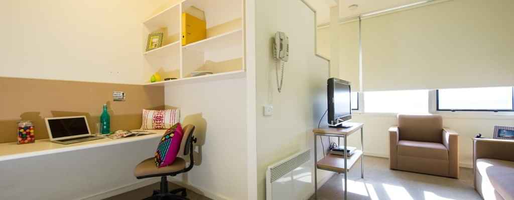 Bedroom?w=400&h=260&fit=crop&q=40&auto=format&trim=auto