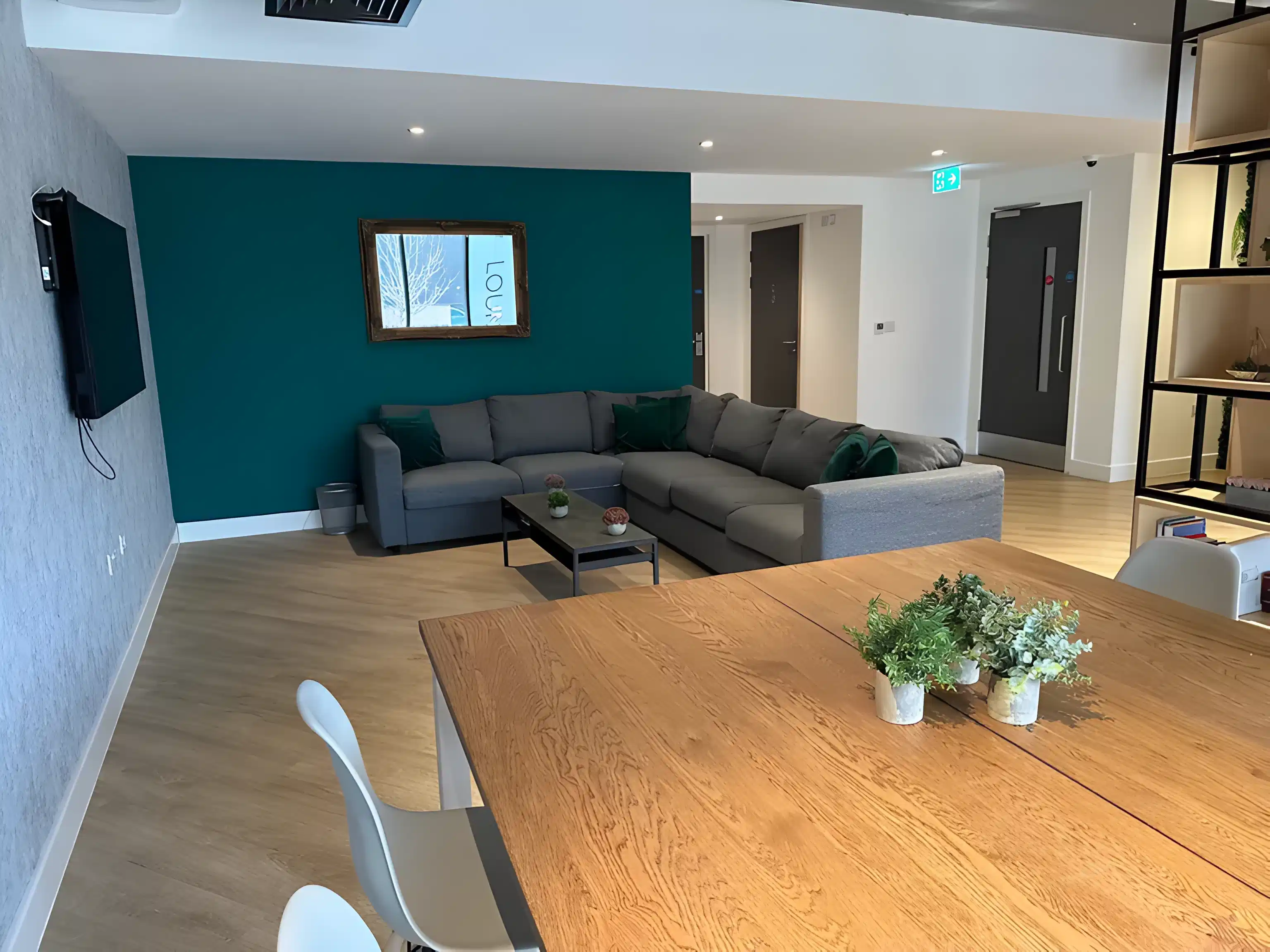 Common Area?w=400&h=260&fit=crop&q=40&auto=format&trim=auto