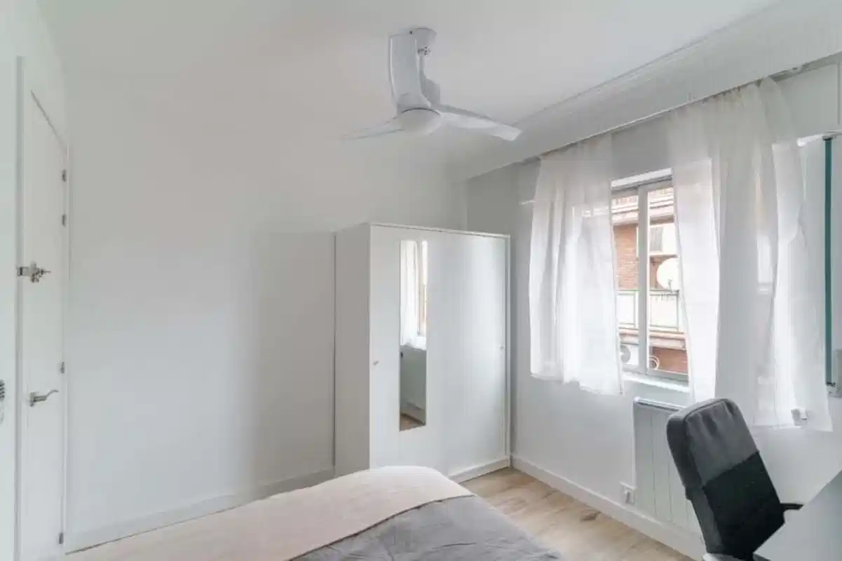 Exterior?w=400&h=260&fit=crop&q=40&auto=format&trim=auto