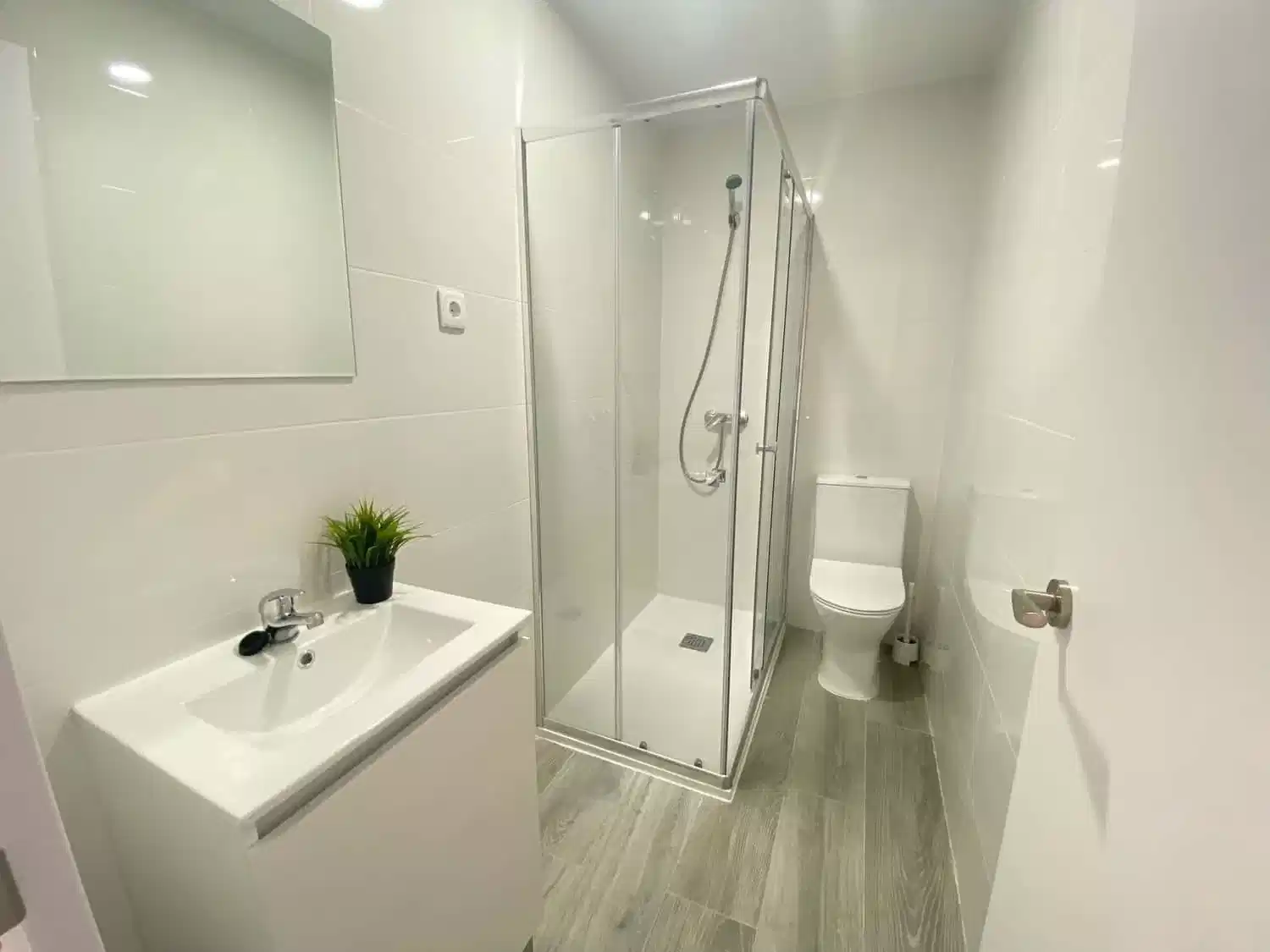 Exterior?w=400&h=260&fit=crop&q=40&auto=format&trim=auto