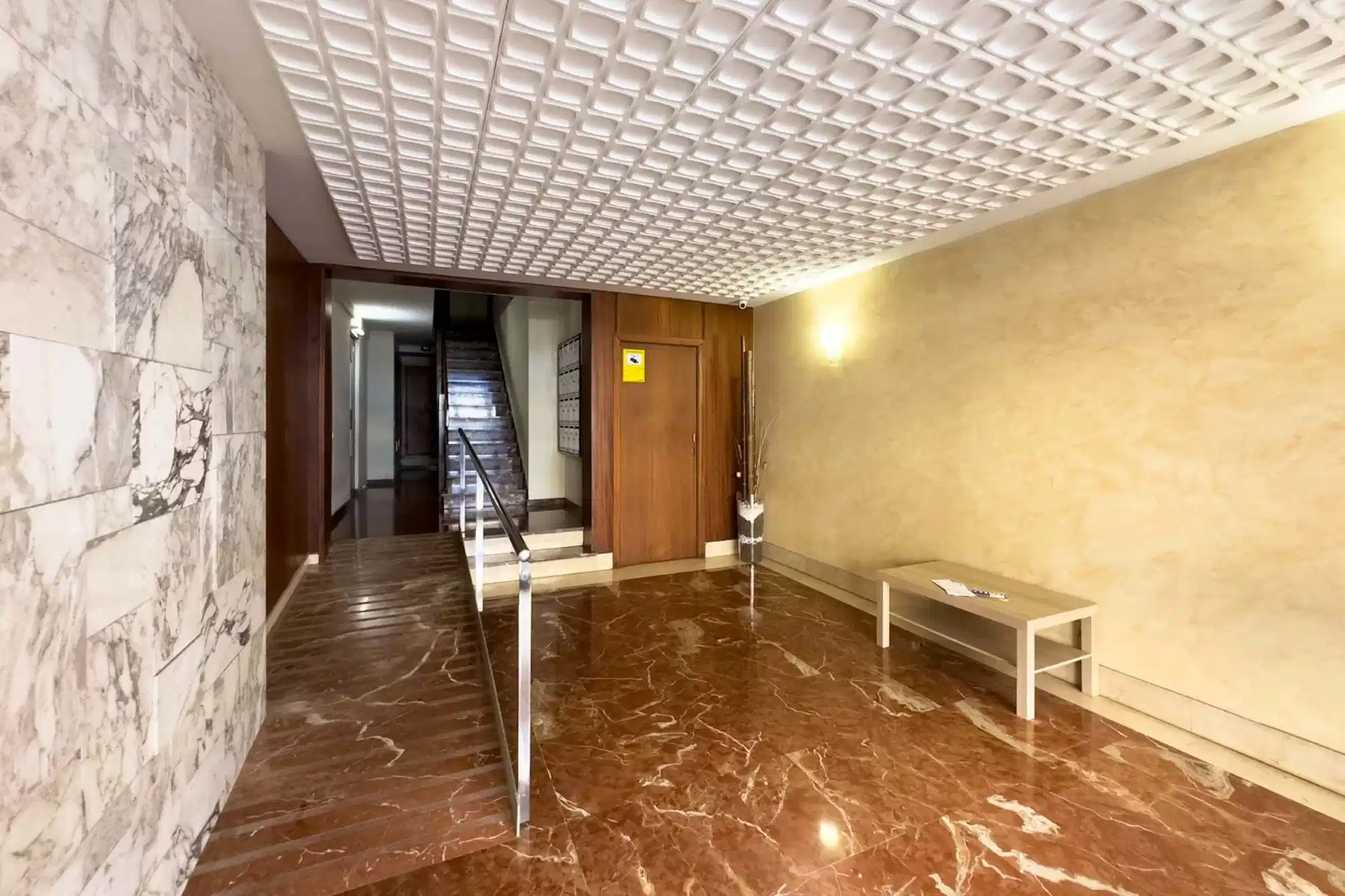 Exterior?w=400&h=260&fit=crop&q=40&auto=format&trim=auto