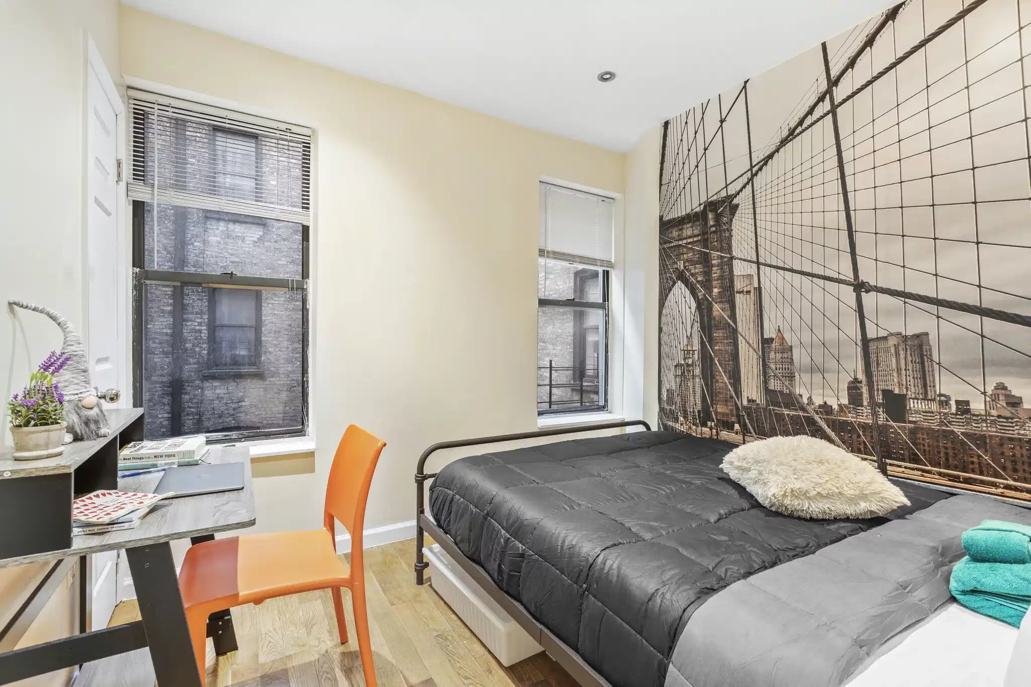 Bedroom?w=400&h=260&fit=crop&q=40&auto=format&trim=auto