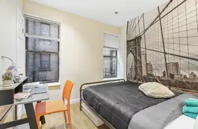 Bedroom?w=400&h=260&fit=crop&q=40&auto=format&trim=auto