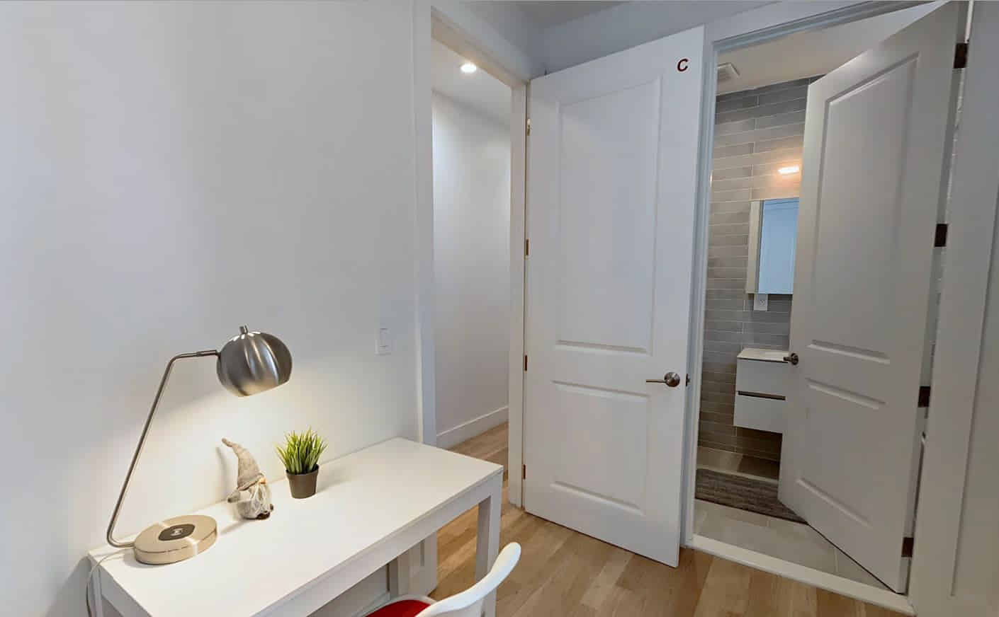 Bedroom?w=400&h=260&fit=crop&q=40&auto=format&trim=auto