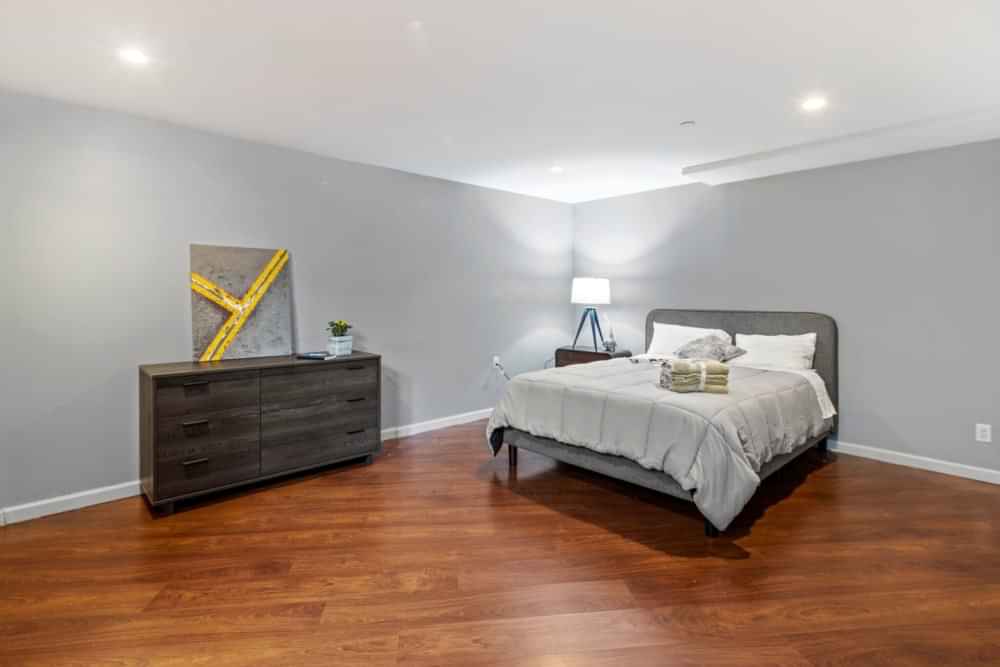 Bedroom?w=400&h=260&fit=crop&q=40&auto=format&trim=auto