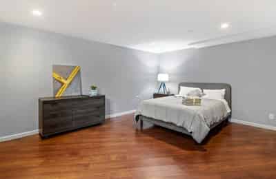 Bedroom?w=400&h=260&fit=crop&q=40&auto=format&trim=auto