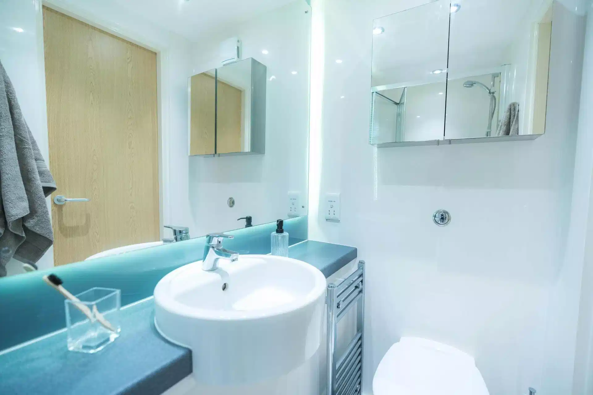 Amenities?w=400&h=260&fit=crop&q=40&auto=format&trim=auto