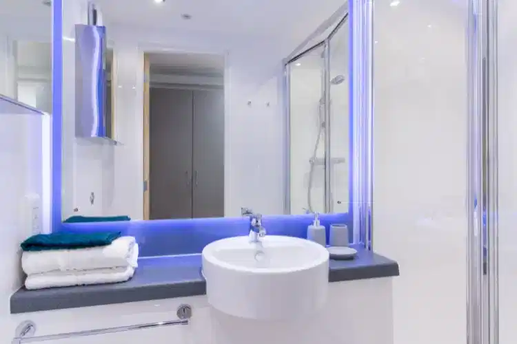 Exterior?w=400&h=260&fit=crop&q=40&auto=format&trim=auto