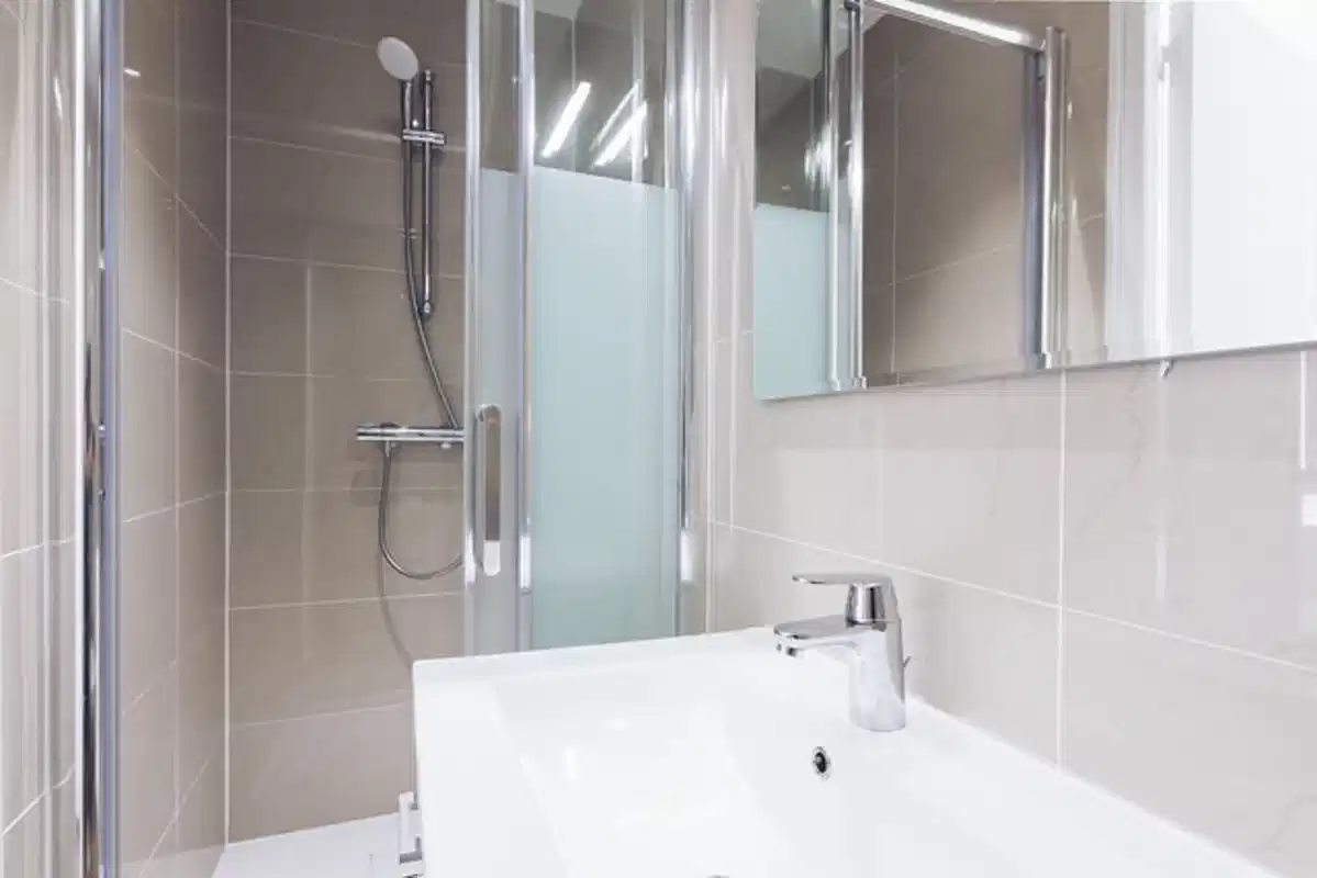 Exterior?w=400&h=260&fit=crop&q=40&auto=format&trim=auto