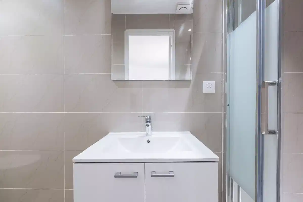 Exterior?w=400&h=260&fit=crop&q=40&auto=format&trim=auto