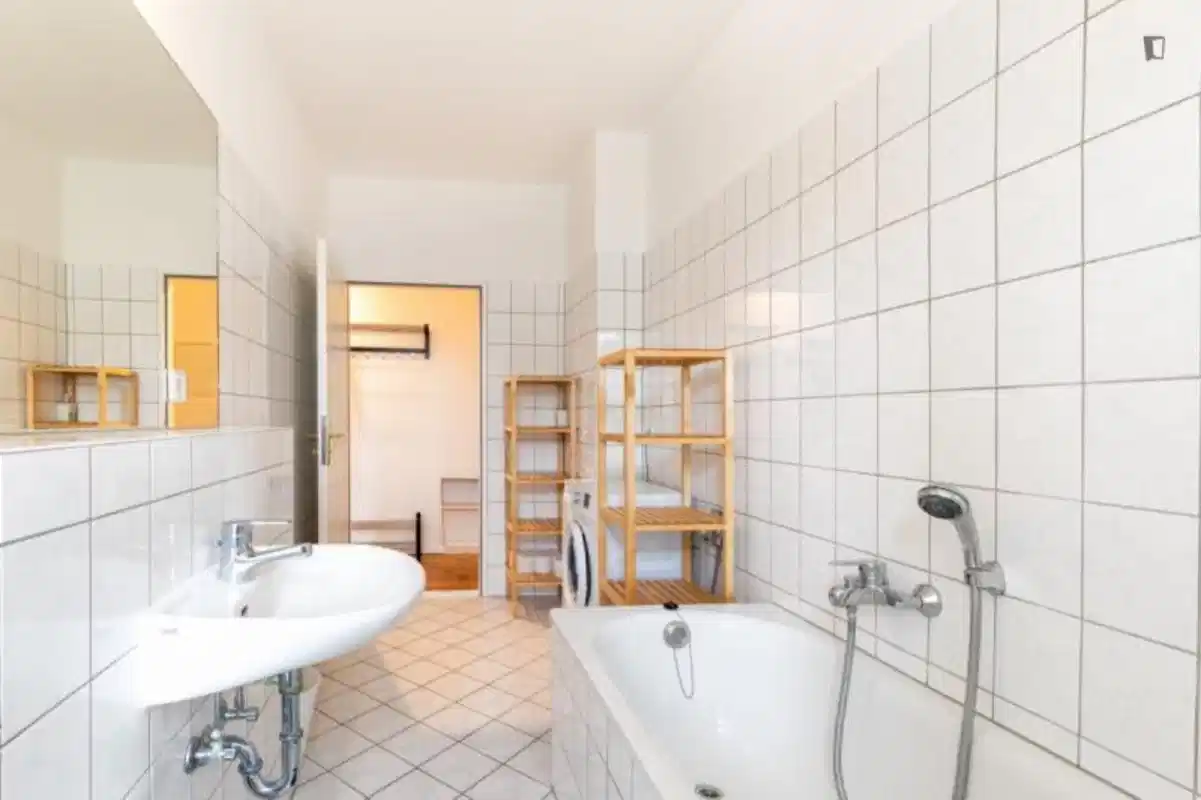 Plönzeile, Berlin - Berlin, Germany - Non Ensuite Room - Bathroom