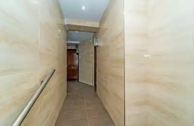 Exterior?w=400&h=260&fit=crop&q=40&auto=format&trim=auto