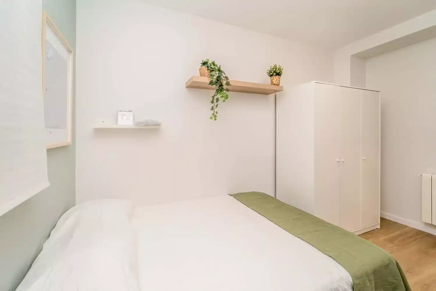 Exterior?w=400&h=260&fit=crop&q=40&auto=format&trim=auto