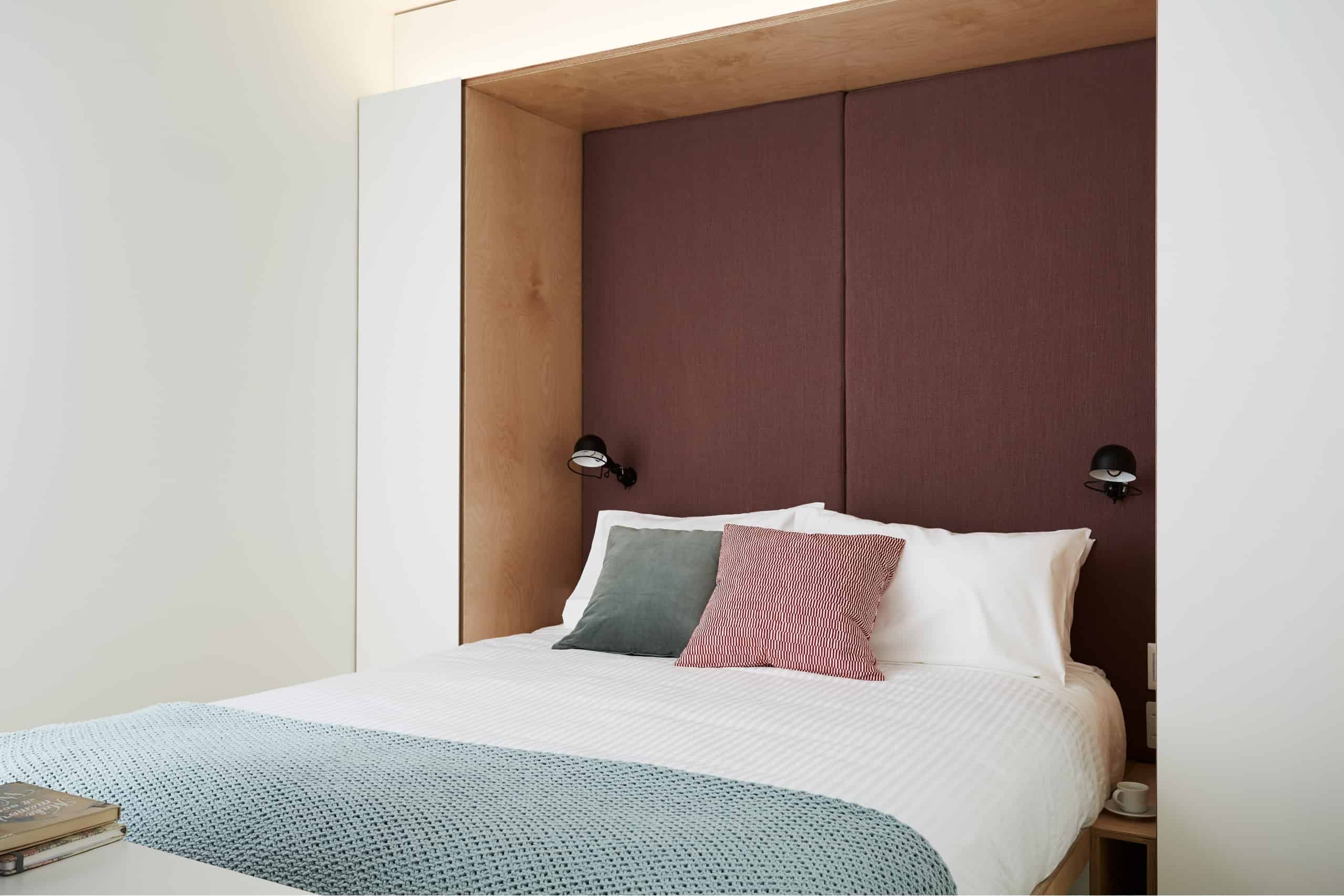 Club Studio Medium, Queen Bed