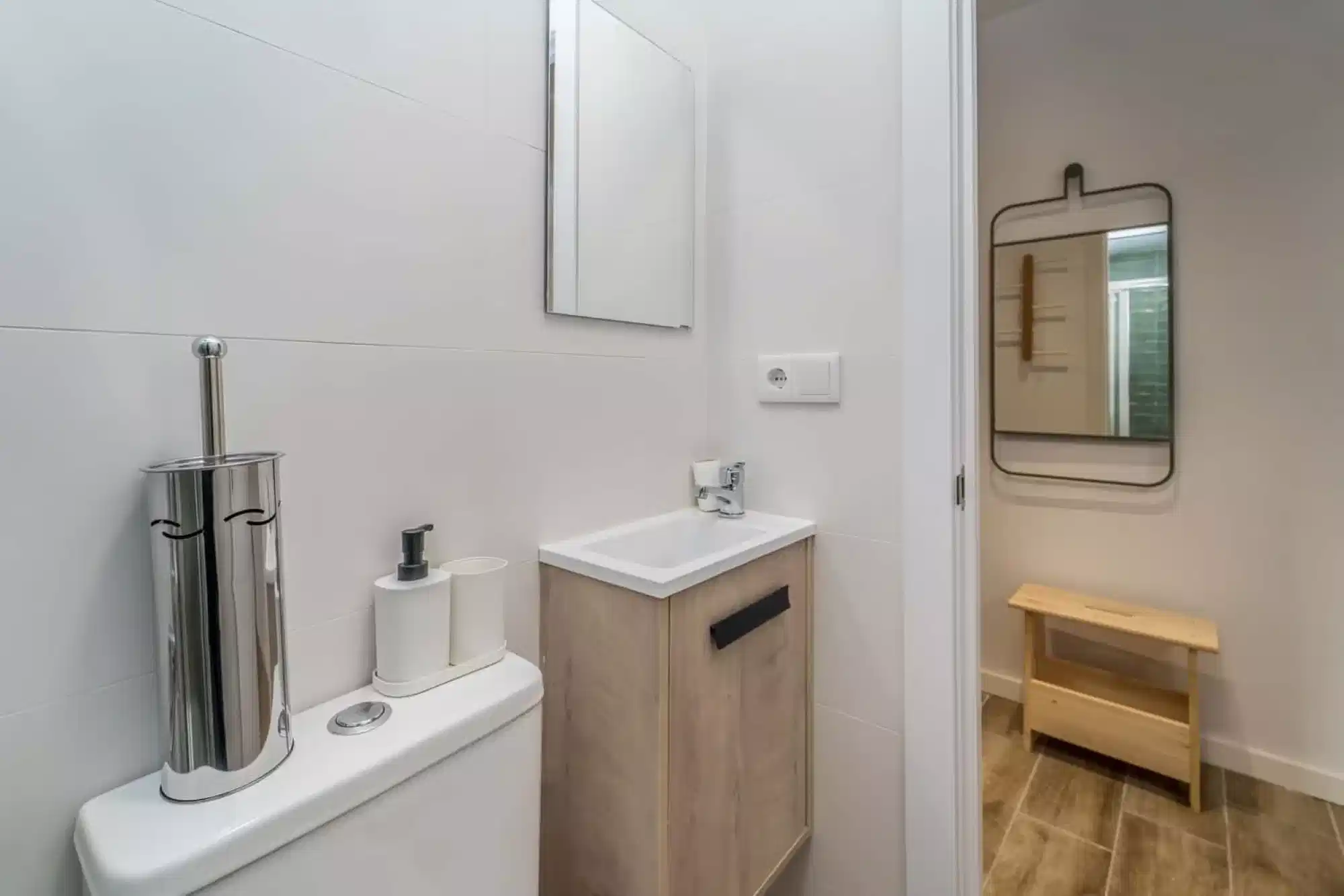 #179501: Room in 4 Bedroom 1 Bathroom (Calle Doctor Mercado) - Bathroom?w=400&h=260&fit=crop&q=40&auto=format&trim=auto