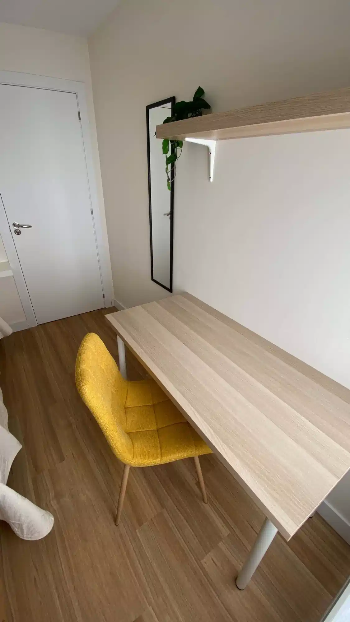 Room in 5 Bedroom 2 Bathroom (Calle Relatores) - Bedroom?w=400&h=260&fit=crop&q=40&auto=format&trim=auto