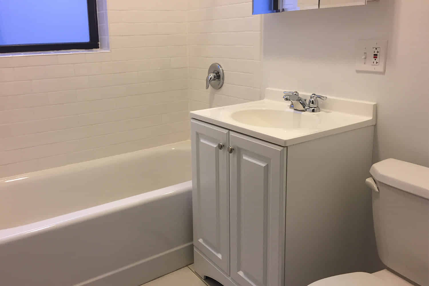 Greenwood 5201, Chicago - Chicago, Illinois, United States - Bathroom