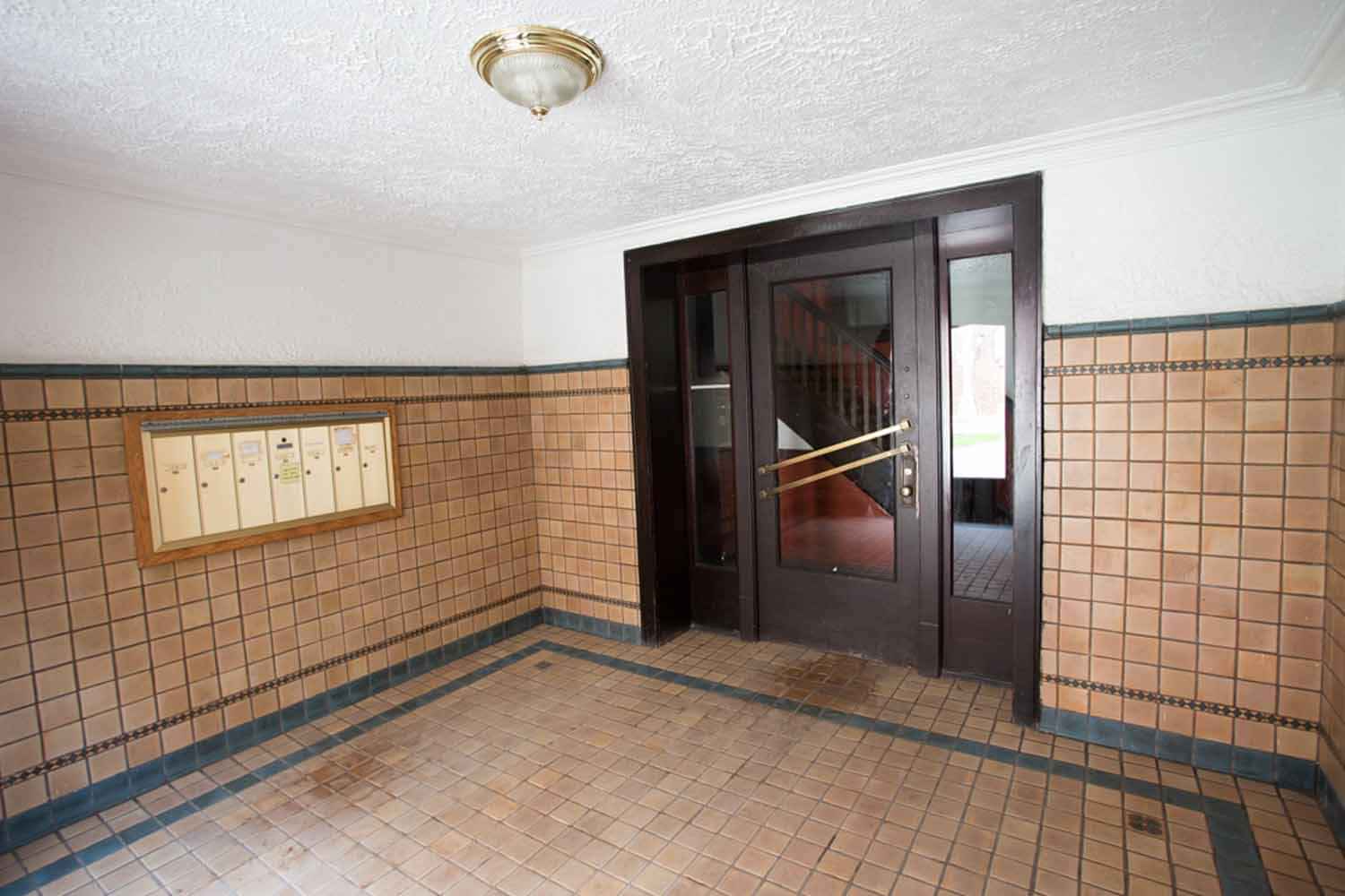 5034-5046 S. Woodlawn Avenue, Chicago - Chicago, Illinois, United States - Common Area