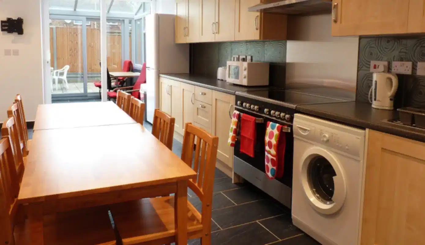 Kitchen?w=400&h=260&fit=crop&q=40&auto=format&trim=auto