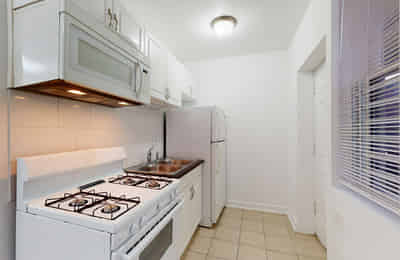 5405-5407 S. Woodlawn Avenue, Chicago - Chicago, Illinois, United States - Kitchen