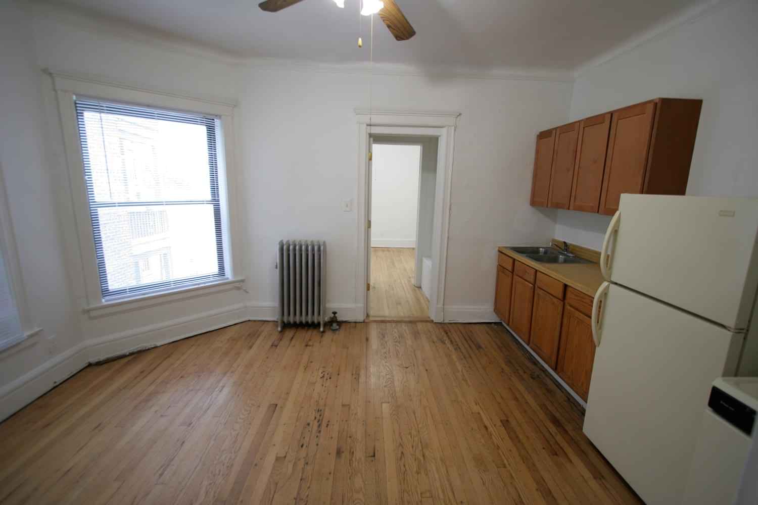 Room?w=400&h=260&fit=crop&q=40&auto=format&trim=auto