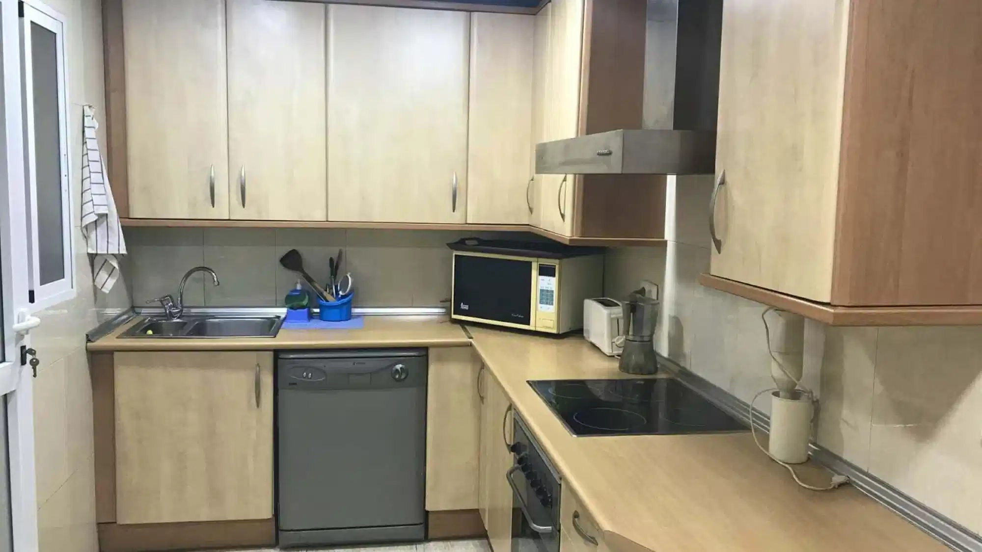 Exterior?w=400&h=260&fit=crop&q=40&auto=format&trim=auto