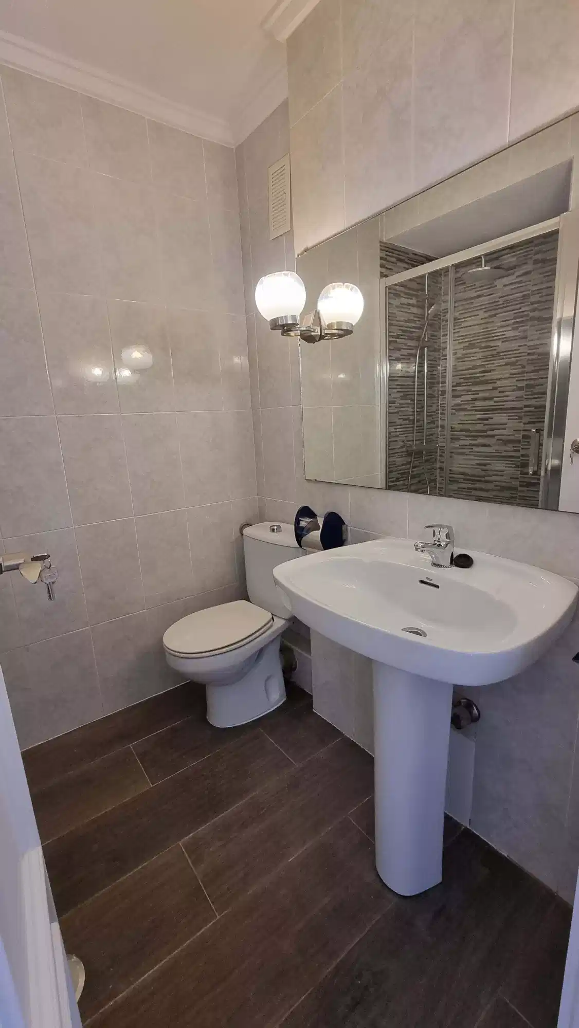 Exterior?w=400&h=260&fit=crop&q=40&auto=format&trim=auto