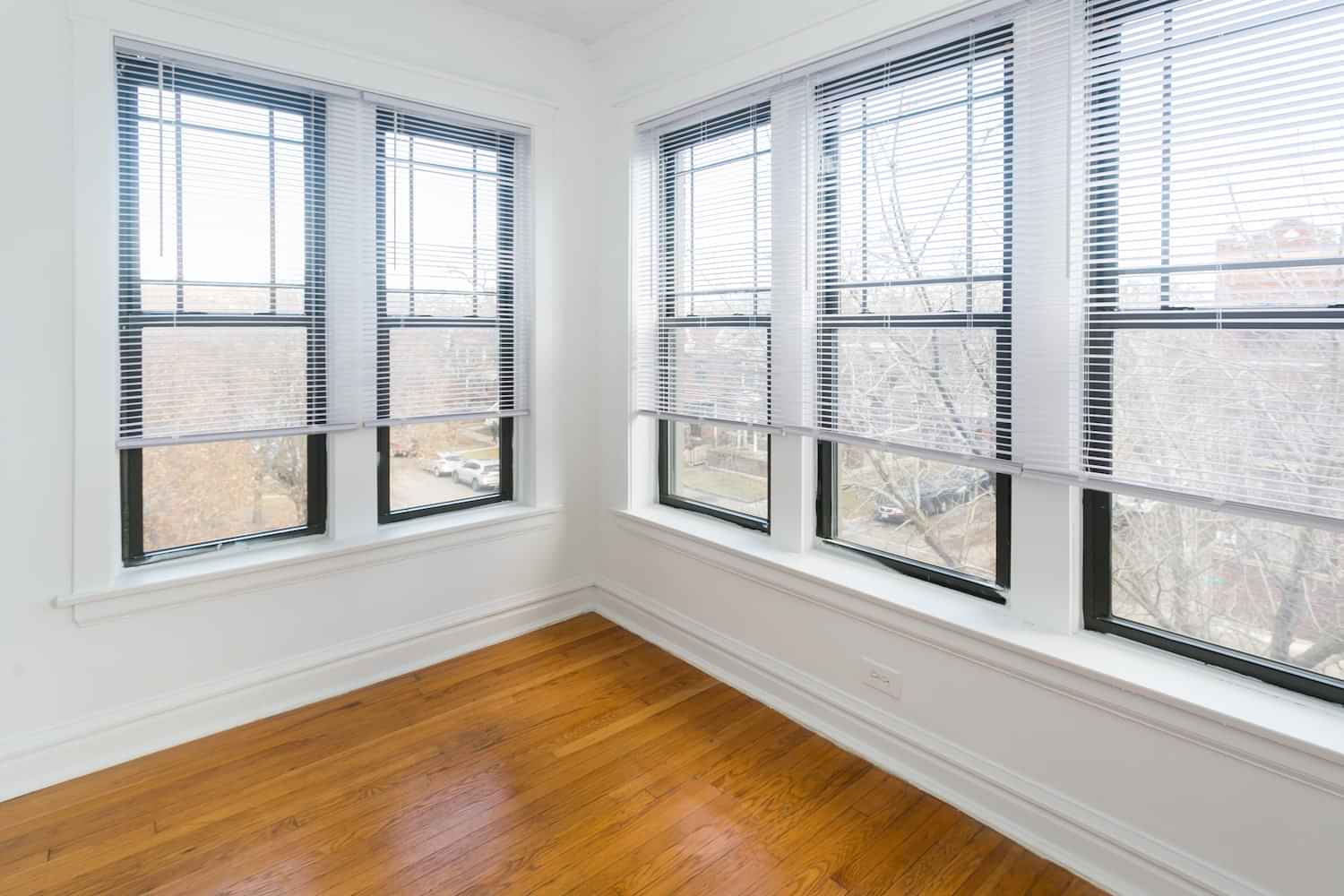 Room?w=400&h=260&fit=crop&q=40&auto=format&trim=auto