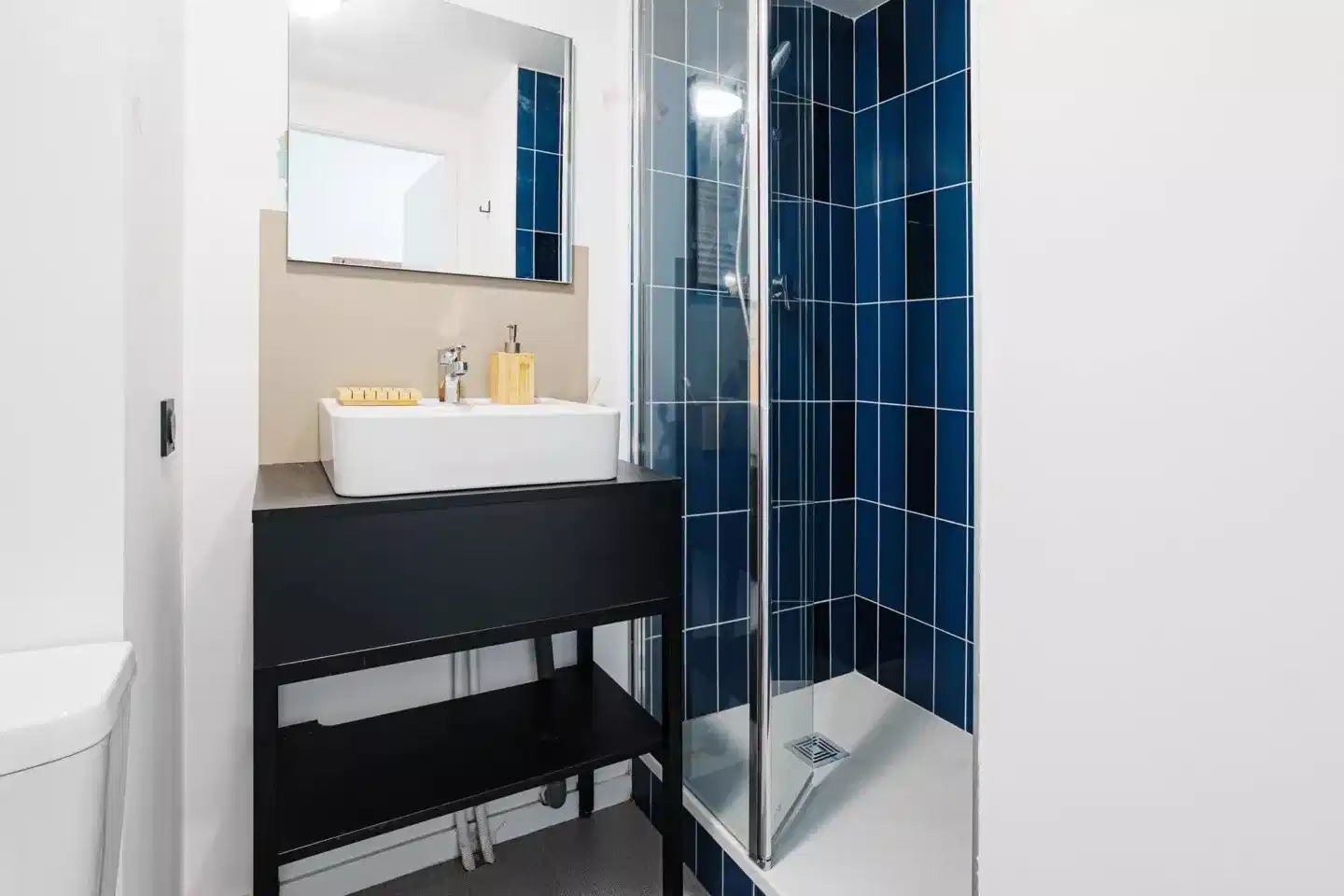 Amenities?w=400&h=260&fit=crop&q=40&auto=format&trim=auto