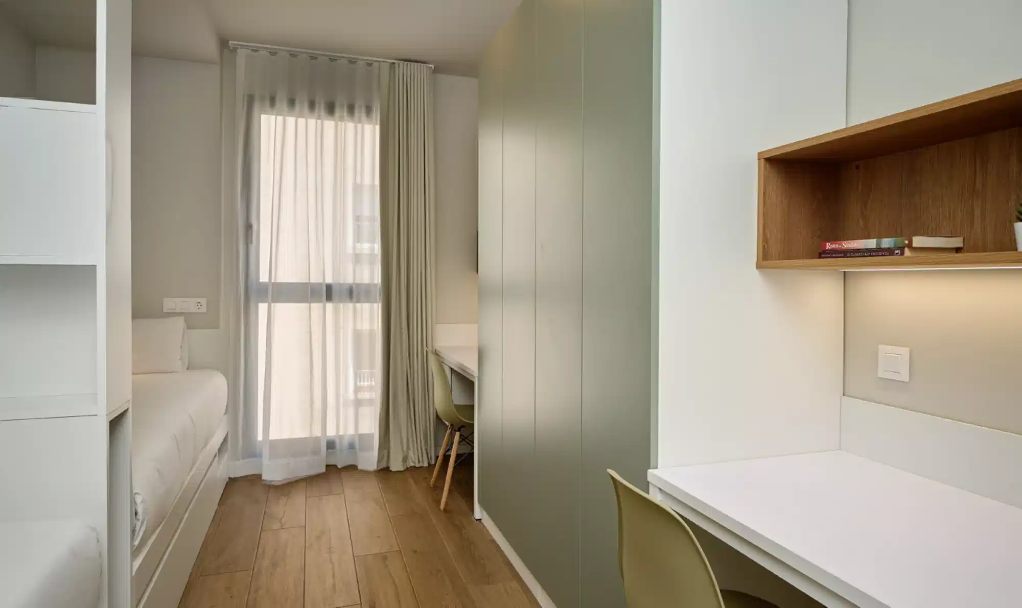 Exterior?w=400&h=260&fit=crop&q=40&auto=format&trim=auto