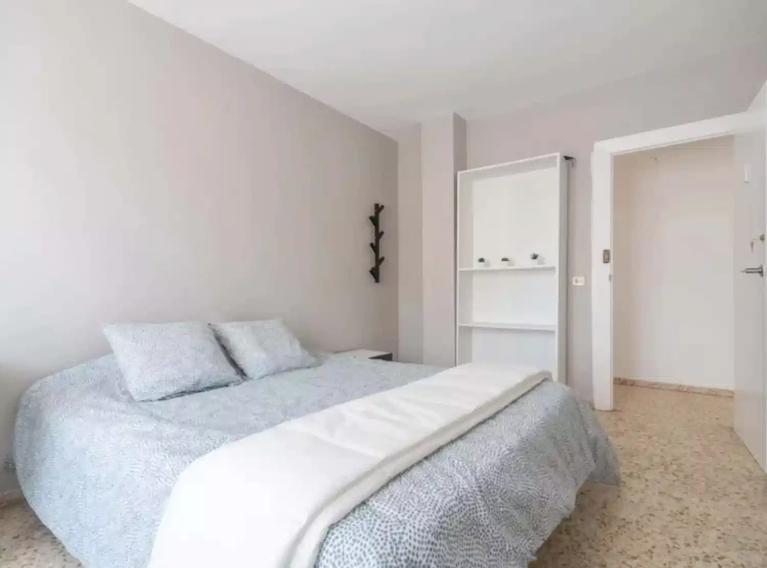 Exterior?w=400&h=260&fit=crop&q=40&auto=format&trim=auto