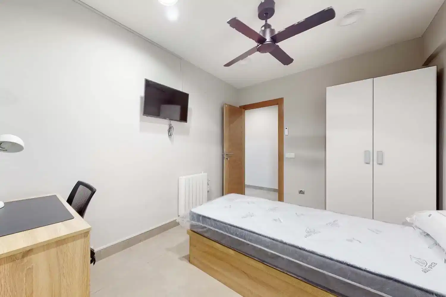 Exterior?w=400&h=260&fit=crop&q=40&auto=format&trim=auto