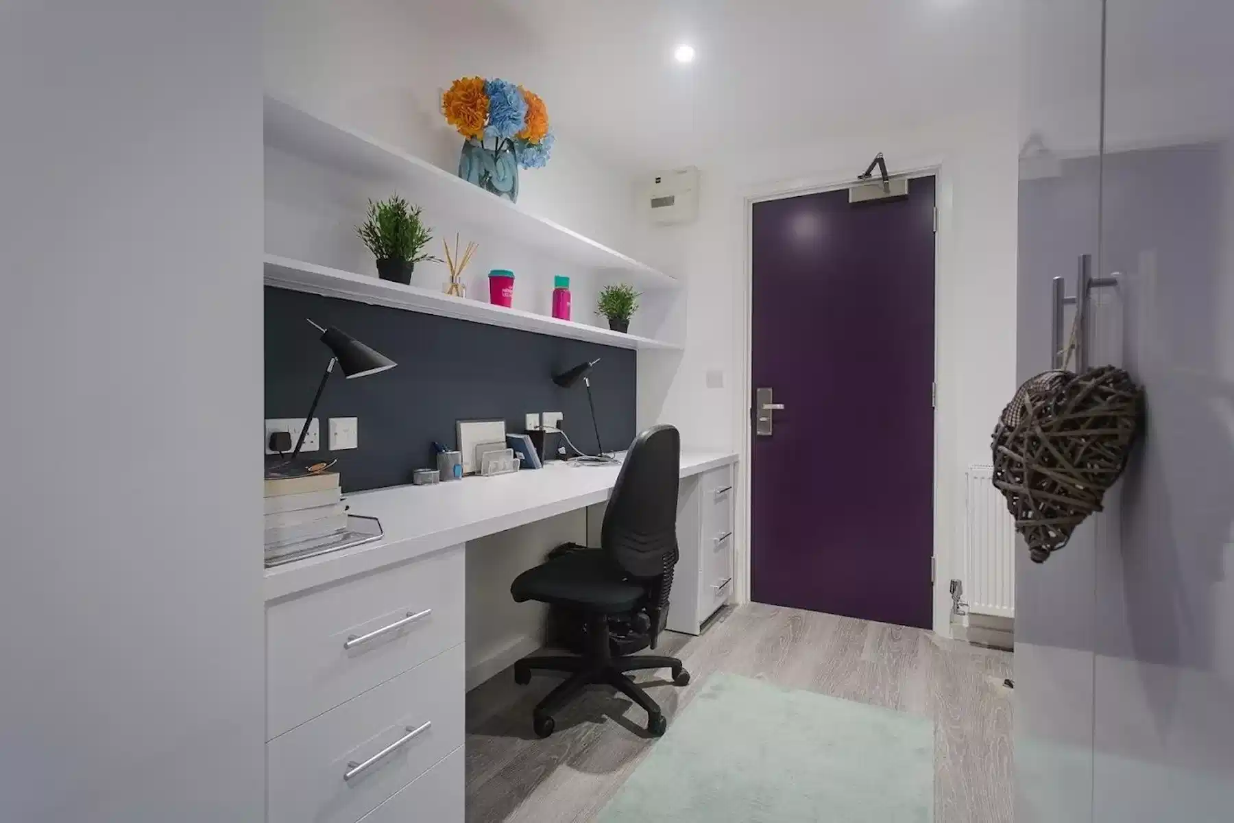 Amenities?w=400&h=260&fit=crop&q=40&auto=format&trim=auto