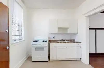 4859 S. Champlain Avenue, Chicago - Chicago, Illinois, United States - Kitchen